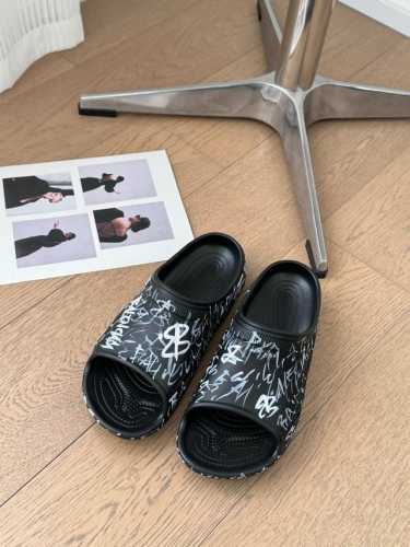 BALENCIAGE 巴黎世家拖鞋相信我，一定是一双可以让你整个夏天焊死脚上的沙滩拖鞋宽体的鞋型，显高又显腿细，矮星人的最爱。Size:35-46