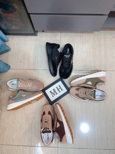 出厂价 高品质新款prada 普拉达 专柜同步上市， 新款男鞋、进口牛皮内里。高端气垫开模防滑橡胶大底，精美线条、简约大气，上脚舒服上挡次、休闲旅游。码数:38