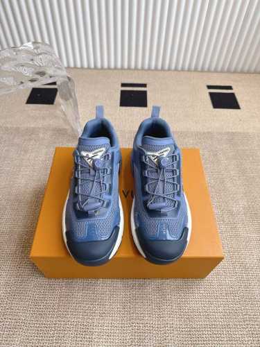 新色增加 Lv 路易威登Runner Tatic系列 厚底 休闲运动鞋跑鞋 顶级版本，本款 Runner Tatic 运动鞋融合网格面料和饰带等科技材质，演绎传