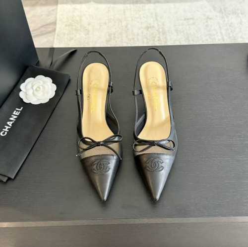 Chanel 24Ss 春夏新款 珍珠手工坊系列 真丝秋鞋 小尖头 可爱指数十颗星 精致珍珠装饰鞋面 深肉粉色 脚感超舒服 面料：进口绵羊皮 意大利真皮大底 S