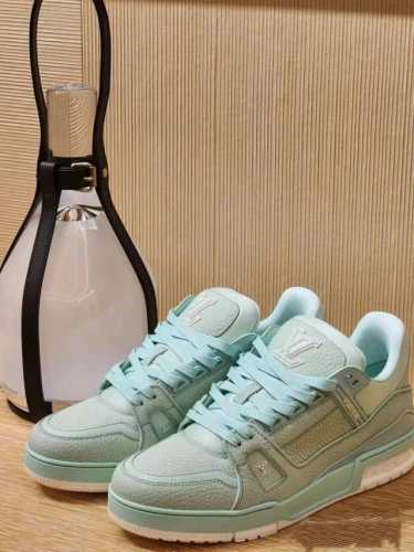 2054新款新品上市 Louis Vuitton 新款 Trainer新款 充满未来感的运动鞋以弹力十足的拱形外底搭配醒目的大尺寸鞋舌logo与低帮构造，突显细