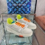 顶级版本 上线男款39-44 45.46 Virgil Abloh 向篮球鞋设计汲取灵感，推出标志性 LV Trainer 运动鞋，经典的花纹富含着整体的特性，