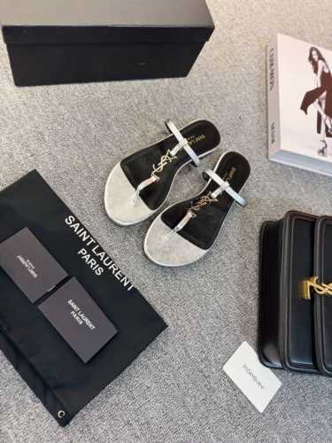 Sa*Nt Laurent 圣*兰y*L小五金扣柜柜最新夹脚凉皮拖鞋。独家高端定制，顶级品质。延续家族经典五金扣设计，简约大气，平底1Cm平底让mm轻松驾驭，特