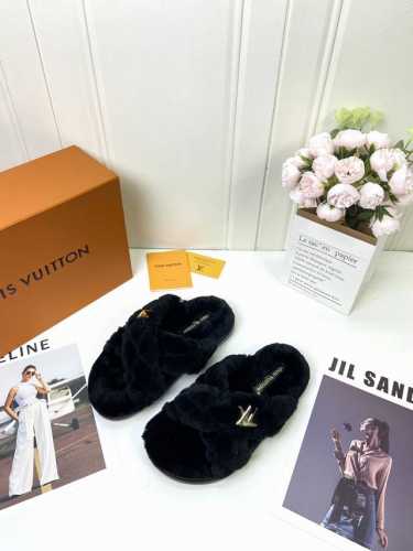 工厂 Lv 最新版面new Arrival ～毛毛鞋半拖毛拖 Winterbreak Comfert 平底拖鞋 Lv 金属字母扣 室内外穿着皆宜。纯羊羔毛材质，