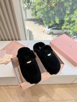 压印logog024现货供应miumiu*缪缪厚底 年新款英伦风包头毛拖 怎么穿都好看今夏时髦精最爱 看起来不怎么舒服 上脚超级舒服 面料：磨砂鹿皮 内里：牛皮