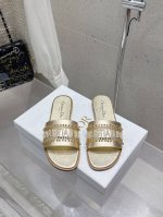 顶级版本 Dior 2025专柜新出 迪奥刺绣字母珍珠拖鞋鞋面饰以 Miss Dior Graffiti 图案标志刺绣Miss Dior Allover 图案皮