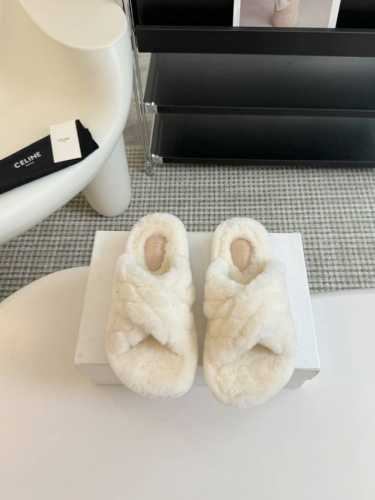 Celine 塞琳 24S新品 夹脚厚底毛毛拖鞋 这一季的赛琳又让我重新爱了它一次！ 这季节美鞋太多这款毛拖 真的是让我无法自拔真太可爱了～ 毛茸茸的羊毛是选用