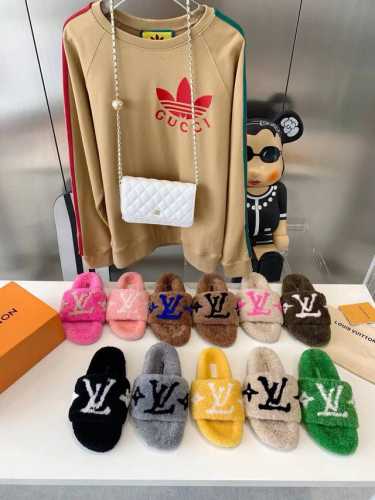 Logo Lv家限定款全羊羔毛居家酒店拖鞋 皮草拖鞋八十多过颜色都有 整块鞋面采用人工饲养a级羊羔毛整张裁剪而成 [皱眉][皱眉]内里和垫脚全羊毛 鞋底采用橡胶