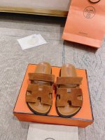 2024Ss Herme*Chypre二舅拖爆款系列 闺蜜夏天必备穿搭非市面垃圾版本.顶级牛皮面.牛皮垫脚专柜正品包装.带原装礼盒 新配色每个颜色都很上头～～