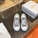 Dior爆款老花厚底刺绣 元，女神款 Dior2025年大爆款，鞋面继承经典老花系列，内里羊皮，牛皮垫脚，橡胶大底轻便，大底厚5cm,让你立刻变大长腿，超级百搭