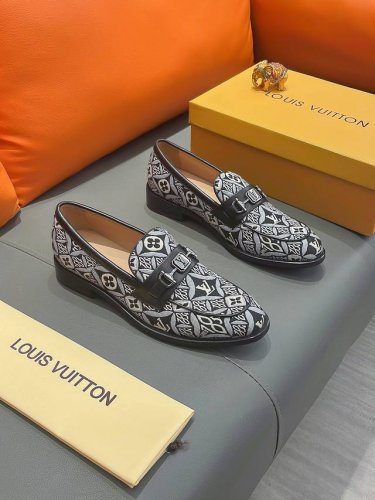 商品名称：Louis Vuitton 路易 威登 正规码数: 38-44 西装鞋 商品材料：精选 头层牛皮鞋面，柔软羊皮内里；原厂大底。