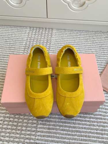 Miumiu 缪缪新款走秀款玛丽珍单鞋 芭蕾舞鞋 顶级品质 极简复古文艺的风格都能搭，搭各式的袜子也很赞轻巧，行走更轻松愉悦 原版1:1订制高丝光羊京面料， 羊
