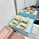 Miu Miu 缪缪 ，全球各大代购官网火爆上市. 2025走秀场曝光 、非常留行的美拉德配色平底鞋， 电绣工艺设计、独特风格，非常有质感 材质：原版定制羊皮内