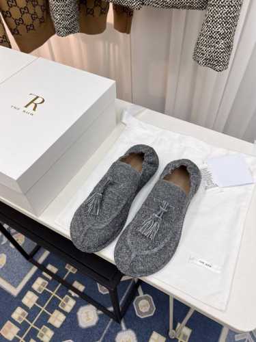The Row新品 24Ss秋冬新品中性复古简约乐福鞋流苏单鞋！ 方头设计确保长时间穿着的舒适性，无论是搭配休闲装还是正式场合，它都能为你的造型增添一丝优雅与别
