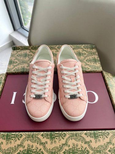 出 Gucci Ace系列新款小白鞋 全新升级环保牛皮柔软舒适 系带搭配ace金属标牌全新系列呈现特色低帮设计 大底厚3Cm Tpu大底上脚非常舒适轻便！透气水