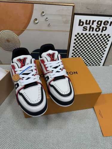 Lv-Trainer路易-威登 Pk市场一切版本 情侣款 走秀新款 篮球板鞋 代购品质 原版1：1开发复刻！！上脚非常舒适 做工精细 鞋面由意大利进口小牛皮拼接