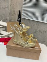 金典款加新颜色了，胶底 。 皮底 春夏季红底6com厚底 12com坡跟 经典款款凉鞋又加 新颜色啦 官网颜色齐 超强吸睛利器 众多棵珍珠 幻彩 四方柳钉 女王