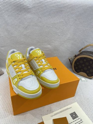 Lv-路易-威登 Pk市场一切版本 情侣款 走秀新款 篮球板鞋 代购品质 原版1：1开发复刻！！上脚非常舒适 做工精细 鞋面由意大利进口小牛皮拼接，侧边饰有品牌