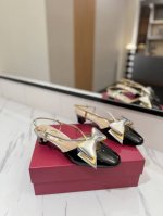出厂价： VALENTINO华伦天奴经典2025春夏VLOGO SIGNATURE蝴蝶结圆头凉鞋鞋型线条流畅.版型超赞上脚舒适.显瘦.拉长腿部线条鞋面：牛皮内里