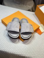 驴家拖鞋 情侣款 2024最新款-- LOUIS VUITTON 路易威登 最新时尚休闲半拖鞋～代购级当季最新潮品 众多博主纷纷种草，入购原版开模定制，鞋面采用