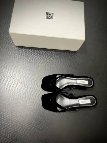 p：310 Toteme 方头穆勒拖鞋 浓郁正红如炽烈火焰，瞬间点燃时尚气场。交叉带设计增添灵动感，丝绒材质尽显奢华质感。随性一穿，无论是休闲出街还是赶赴派对，