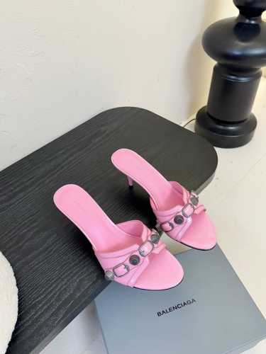 Balenciaga 机车风金属高跟鞋既保留了街头的实穿性同时融入了金属装饰和独特结构复古感满满一脚蹬的半拖高跟不会显得不正式反而个性又随意鞋头采用圆头设计脚趾