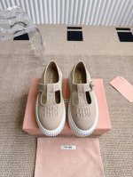 Miumiu 缪缪刺绣小白鞋 原版面料质感满满，搭配经典字母刺绣，瞬间点亮整体造型，辨识度Up！橡胶厚底不仅拉长腿部线条，走路还超稳，舒适度与时尚感并存。 绑带