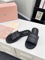 高品质出厂 Miumiu 2024SS新款平底微标拖鞋简约大气时髦，耐看不过时.是时尚圈永不退潮的经典所在，复古的英伦风格，让你穿出不一样的气质！ 面料：牛皮