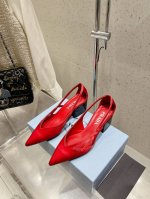350 prada 普拉达 25Ss早春新款 绝美尖头跟鞋 时尚界久违的极简之美 经典时尚配色 毫不费力的优雅风来袭 时髦 精致 绝美 包头尖头 开边珠外穿时尚