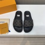 出厂价 顶级品质 Lv 驴家2024 情侣款 Miami 魔术贴凉鞋拖鞋，本款 Miami 凉拖取材 Mini Monogram 织物，与当季女士系列遥相呼应。