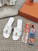 出厂价 Hermes 爱马仕h拖鞋oran凉鞋系列 时尚又百搭 超级舒服 每个细节都做到极致 原版麂皮 原版1:1独家私模鞋面 原版真皮沿条大底 包装 每对鞋均