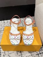 村上隆 Takashi Murakami X Louis Vuitton 25 Helios 皮革 圆头坡跟 一字带凉鞋 本款 Helios 坡跟凉鞋出自路易威