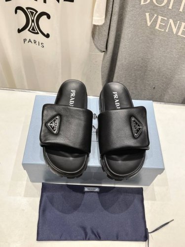 高版本出厂 Prada 普拉达24Ss夏季新款魔术贴沙滩勃肯拖鞋 这个鞋型真的属于经典不会过时的设计而且符合当下大家这种追求舒适，健康的穿着理念，被很多国内外的