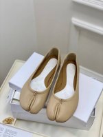高定品质！Maison Margiela MM6分趾鞋 Tabi 意产植鞣羊皮！对小个子的女生来说，实在是太友好了！时尚又不失时髦，日常通勤穿也不会累脚。欢迎对