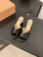 miumiu2025Ss春夏新款跟鞋漆皮凉鞋拖鞋 顶级版本 Zp开发 原版拆卸 对版菱格纹 秒杀市面普通版本，Miumiu真的太少女啦！超级软糯 舒适度超高！