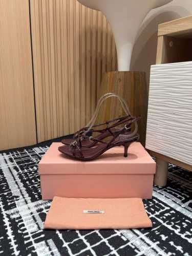 25Ss早春新款miu Miu搭扣细带高跟凉鞋 这款皮革凉鞋是对经典款后饰带高跟鞋的优雅重塑，廓形利落，细节精致。迷你搭扣重现复古元素，个性十足。 鞋面：小羊皮