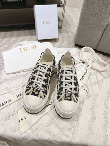 顶级版本 Dior迪奥walk'N系列 老花 刺绣 厚底帆布鞋 休闲运动鞋 原版购入开发 做货 这款 Walk'N'Dior 厚底运动鞋是一款时尚单品，提升该系
