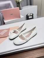高品质出厂 MiuMiu 缪缪 24s早秋新品圆头平底玛丽珍高级感十足，鞋型圆润秀气，上脚超级舒服，非常显腿细，巨好穿，学院风通勤风可爱风都能驾驭 真的越看越上