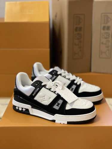 顶级版本 情侣款上线路易威登男装全新配色LV Trainer 运动鞋款号1A8FN8，新款发布会预定，荔枝纹皮拼黑色水洗牛仔布料，重新演绎经典 LV Train