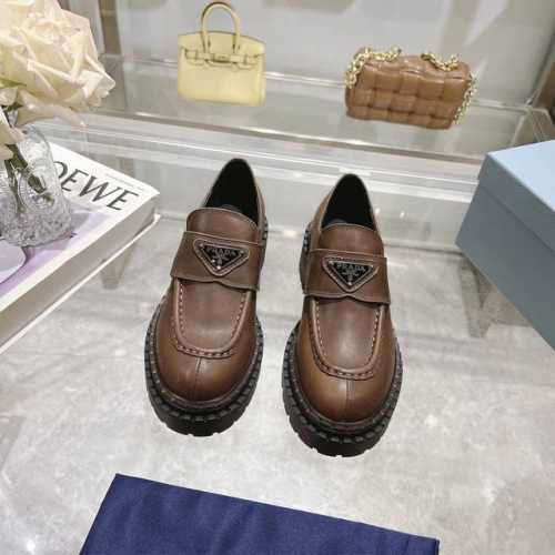 全新大底 普拉达prada 2024新三角扣厚底乐福鞋 超级耐看 耐穿 瘦腿神器 简约大气 矮子乐 经典三角扣加齿牙厚底 经典时尚不过时 面料：定制牛皮面 开边