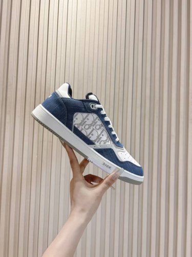 Dior迪奥b27情侣款运动系列 现在市面炒得最火的一款休闲鞋：低帮款，高帮款，情侣款 Aj款没买到的宝宝们可以疯抢这双，因为这两双整体设计都有点相似 M多网红