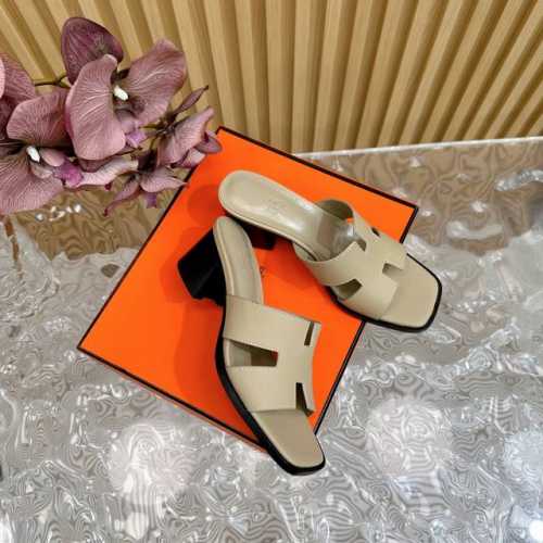 Hermès 爱马仕经典防h粗跟拖鞋 极约复古的设计 浓厚的异域风情 时髦感十足、随便上脚都很有腔调 简简单单的款式随便搭配一下高级感就很棒 百搭的颜色流畅的线