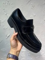 出厂价： 款普拉达男款系带德比鞋，购入原版一比一开发，大底一比一私家开模：面料采用进口开边珠，内里牛皮，垫脚牛皮，底高5cm，大底原版橡胶底，码数：39-46码