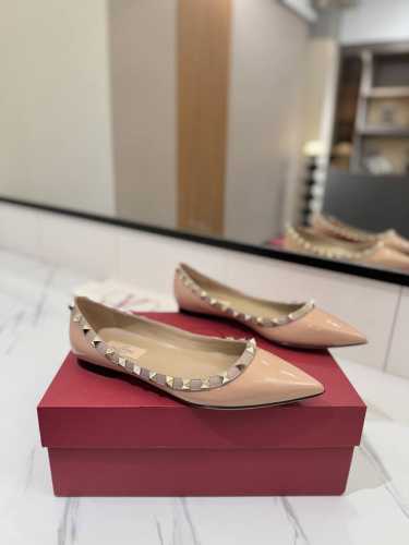 出厂价： Valentino 华伦天奴铆钉 VT经典尖头平底单鞋，顶级复刻！侧身弧线完美，原版开模定制不生锈铆钉 特别有质感的五金衬托出满满的高级感，带给您正品