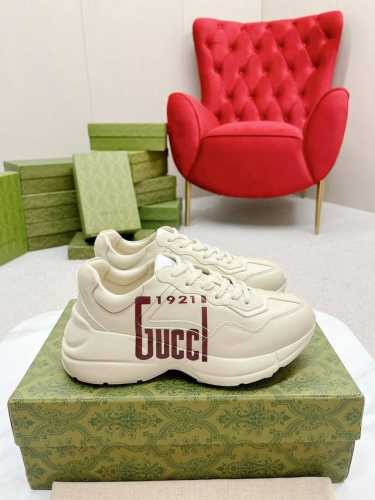 出厂： Gucci 古驰 经典休闲男女运动鞋 增高厚底老爹鞋 情侣款 此款老爹鞋在今年仍然还是很受欢迎。对于爱美的人来说，鞋柜里不仅应该有一双白色的鞋子，还应该