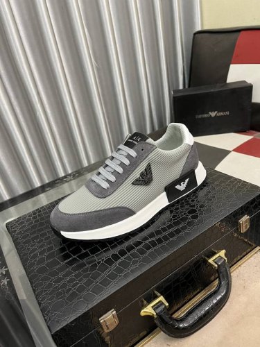 Armani 阿玛尼新款时尚休闲鞋精心打造国际品牌 此款休闲鞋集优质面料与精湛工艺于一身，鞋面选用头层牛皮制成！透气网布内里羊皮垫脚。上脚效果帅气有型，轻质T