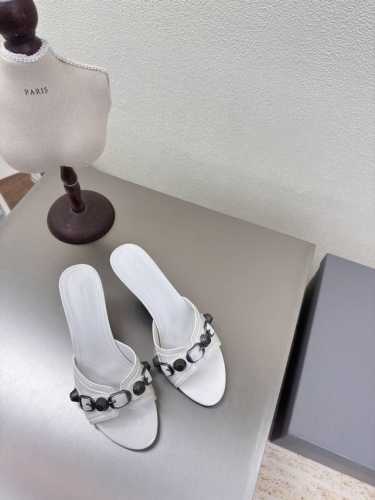 balenciag 专属中跟铆钉拖鞋 白色 面料 牛油皮 超软 内里 小羊皮 顶级版本 全部对版材料 继续着Demna式的对主流华丽时尚的反叛态度 透染工艺 大