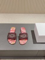平底款 ，Dior迪奥最新色系列！ 2024官网同步刺绣棉拖鞋～这款dway棉质带根凉拖融入现代风格重新诠释经典单品。采用精心高密度刺绣棉金属光泽线刺绣加闪钻，