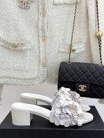 厂价 CHANE*｜小香25C春夏新品绣花球平底粗跟拖鞋颜值太美了！直击天灵盖的美！舒适且显高贵气质上脚我是真的爱了！面料采用原版定制材质内里垫脚均为羊皮意大利