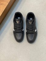 L. V Trainer 运动鞋 重工打造特别版 采用小牛皮水打钉 精致单品，后部 #54 标识遥望品牌诞生的 1854 年，男装艺术总监 Virgil Abl